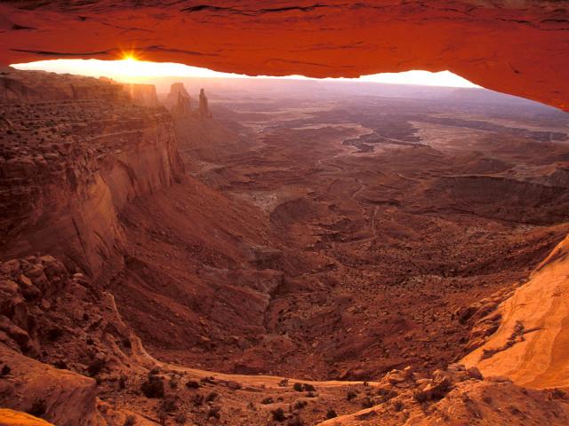 Mesa_Arch_at_Sunrise