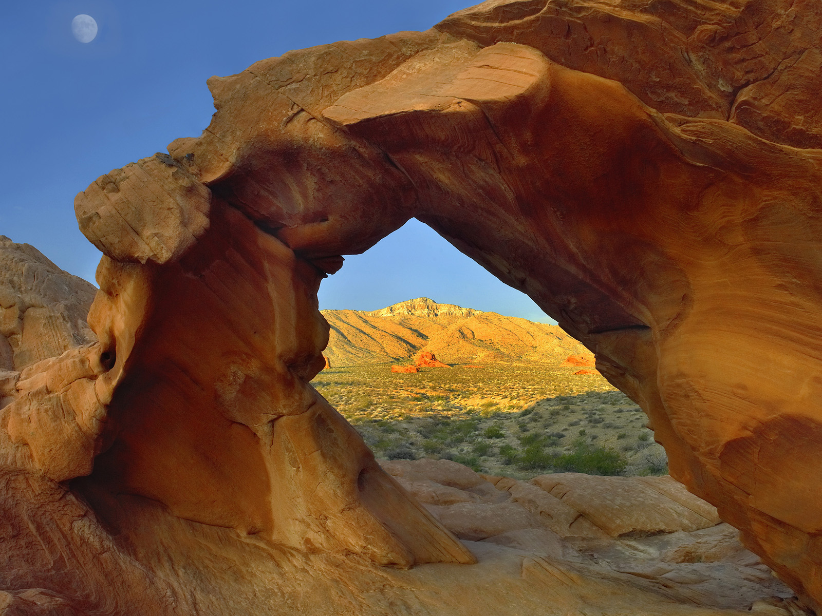 Arch_Rock_Moon_Valley
