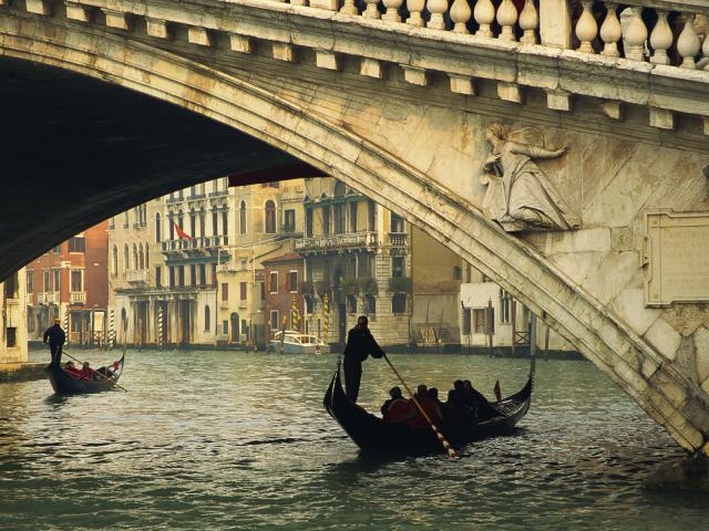 Gondolas_Rialto_Bridge