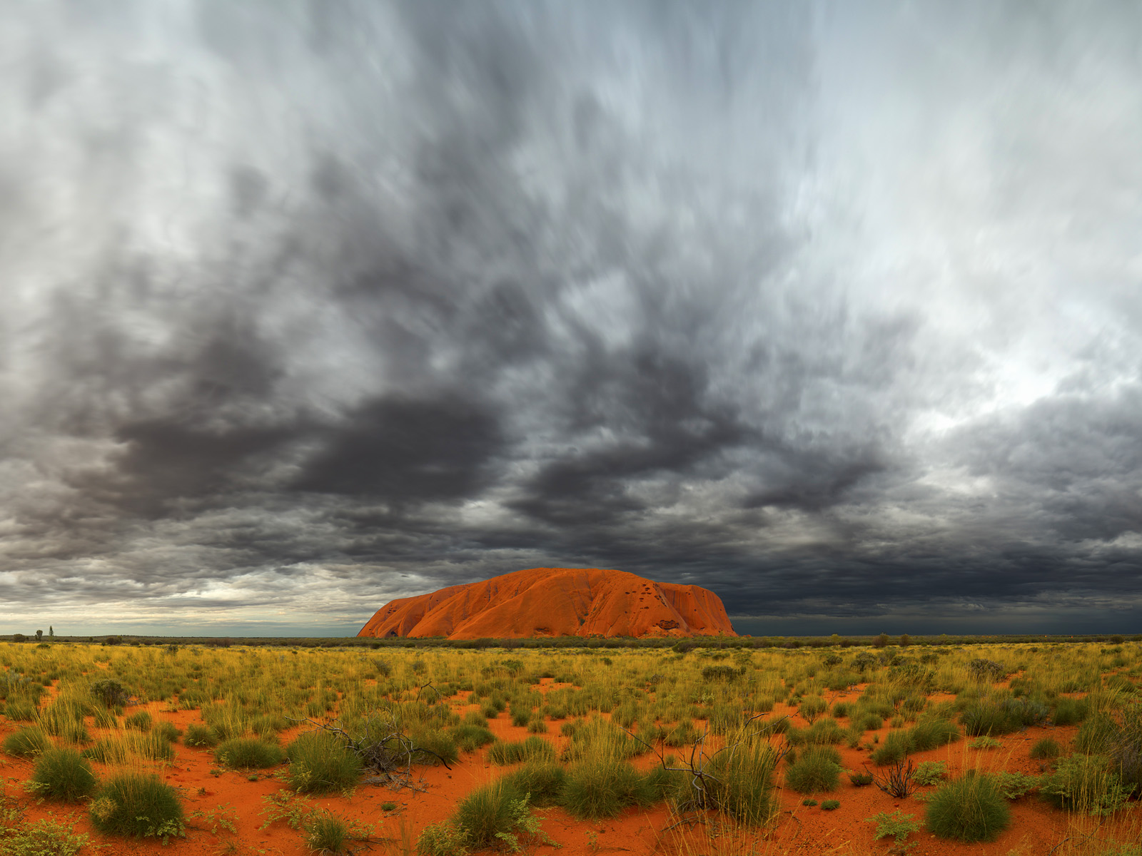 Ayers_Rock_and_Storm