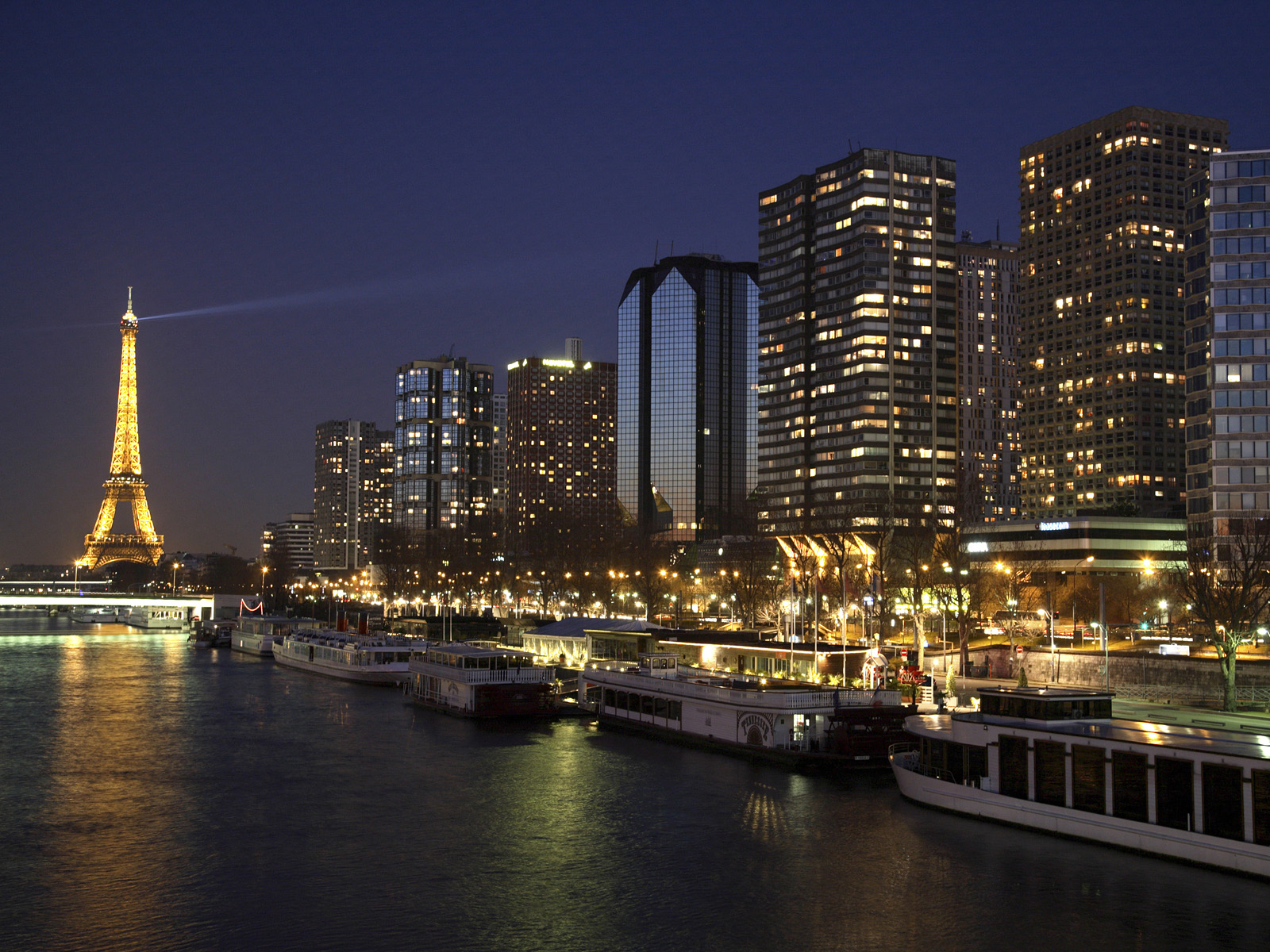 Paris_Along_the_River