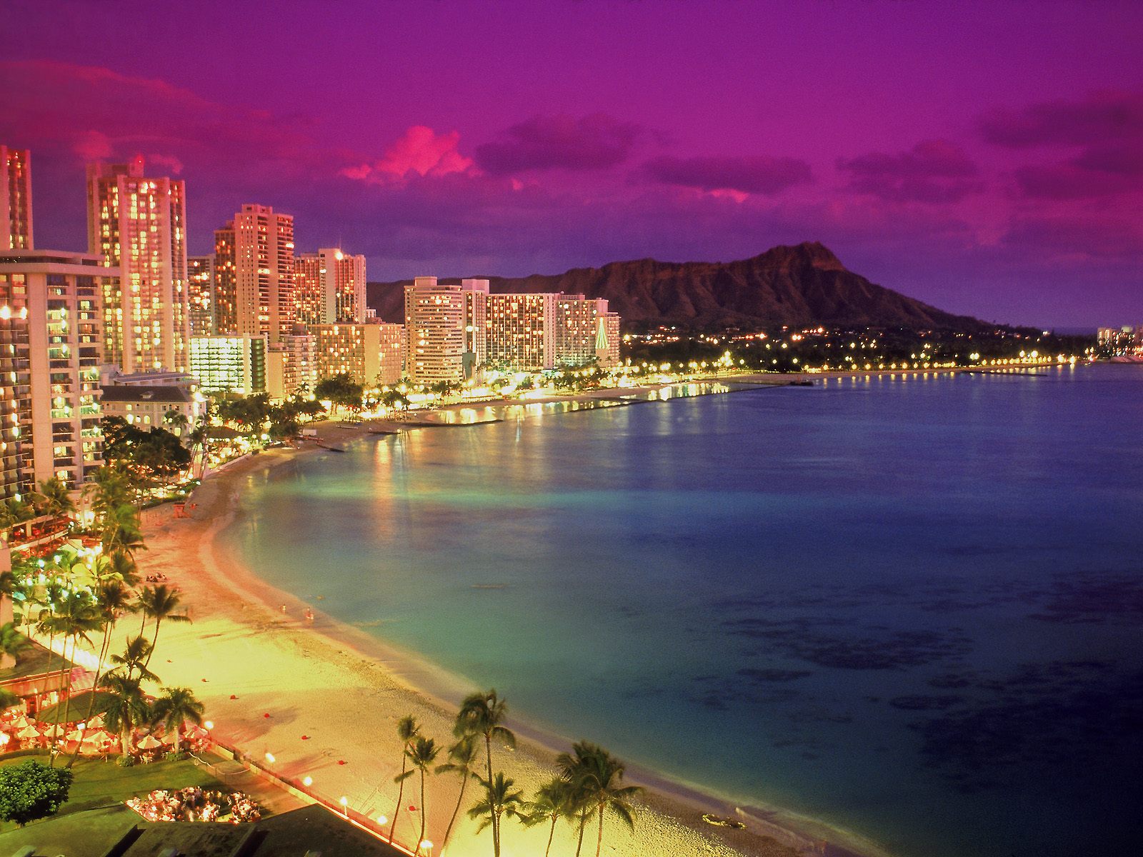 Waikiki_at_Dusk_Hawaii