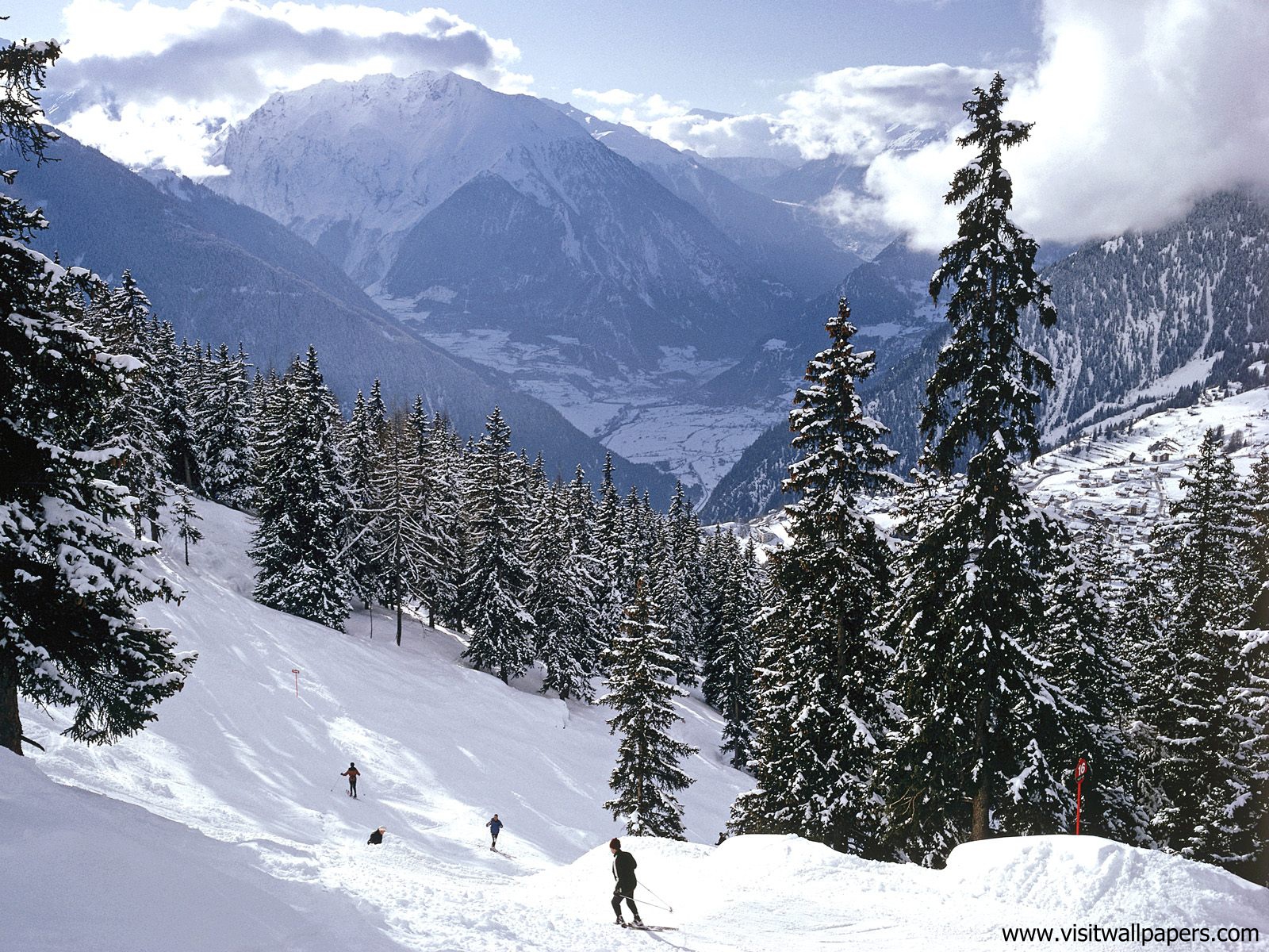 Skiing_in_the_Swiss_Alps