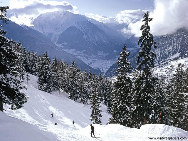 Skiing_in_the_Swiss_Alps