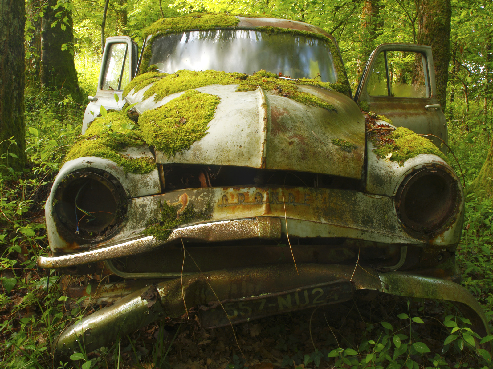 Abandoned_Car_Saint-Jory-las-Bloux_Dordogne_France