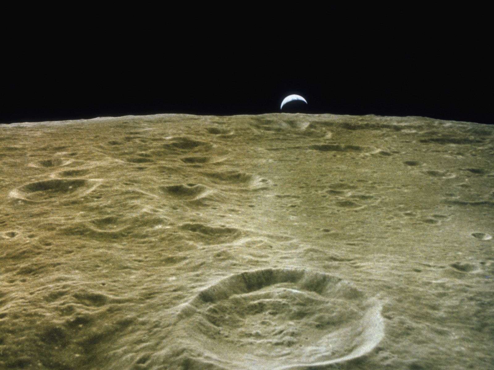 Earthrise_On_the_Moon