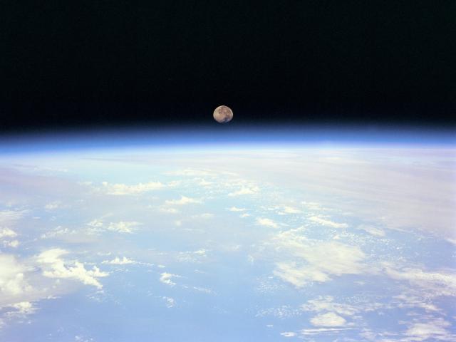 Moonset_Over_Earth