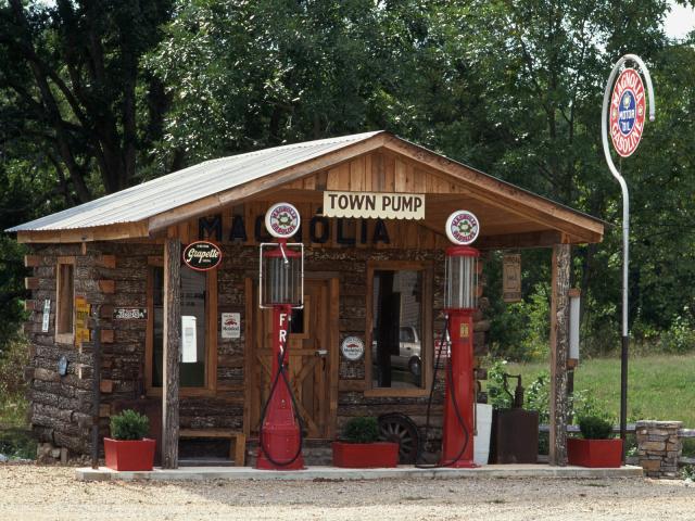 Old_Gas_Station_Hardy_Arkansas